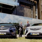 Opel przekazuje Telewizji Polsat dwa samochody elektryczne Ampera 3