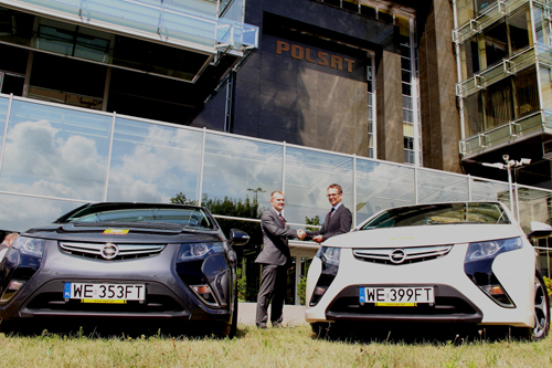 Opel przekazuje Telewizji Polsat dwa samochody elektryczne Ampera 3
