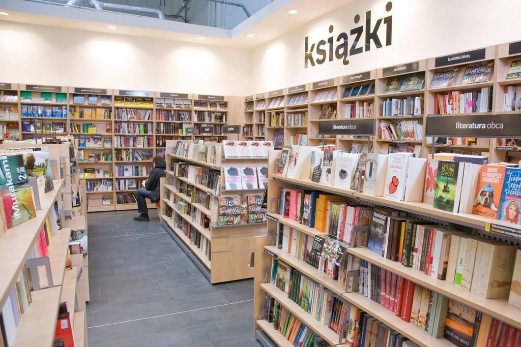 Книжные магазины в нижнем. Небольшой книжный магазин. Маленький книжный магазин. Современный книжный магазин. Оборудование для книжного магазина.