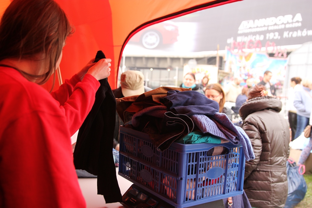 Mieszkańcy Krakowa przekazali blisko 4 tony ubrań Akcja pod hasłem „Stylowy Recykling” w Krakowie zakończona 5