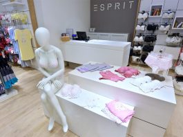 Esprit Bodywear, jedna z najbardziej rozpoznawalnych marek na świecie, otworzyła swój pierwszy salon w Polsce. Na 65 m2 powierzchni w Galerii Krakowskiej na poziomie +1, klienci znajdą wysokiej jakości bieliznę dzienną, bieliznę nocną oraz kostiumy kąpielowe. Międzynarodowa marka Esprit obecna na polskim rynku od kilkunastu lat zyskała wielu zadowolonych i wiernych klientów. Firmowe sklepy każdego dnia odwiedza kilkadziesiąt tysięcy osób, które cenią sobie zarówno wysoką jakość, jak również atrakcyjny, różnorodny asortyment. Z myślą właśnie o nich powstał pierwszy w Polsce salon z bielizną Esprit Bodywear. Na 65 m2 powierzchni w Galerii Krakowskiej na poziomie +1, klienci znajdą wysokiej jakości bieliznę dzienną, bieliznę nocną oraz kostiumy kąpielowe. Klienci na całym świecie cenią Esprit za nowoczesne spojrzenie na klasykę, ponadczasowość, kolekcje nawiązujące do najnowszych trendów oraz niewymuszony, naturalny styl. Otwarcie pierwszego salonu w Galerii Krakowskiej umożliwi kobietom zakup bielizny cenionej marki – podkreśla właścicielka salonu Małgorzata Stacherek. Bardzo cieszymy się, że pierwszy w Polsce sklep Esprit Bodywear otworzył się właśnie w Galerii Krakowskiej. Oferta marki doskonale odpowiada na potrzeby naszych klientów – mówi Ryszard Wysokiński, Dyrektor Centrum Galerii Krakowskiej. Sam pomysł wdrożenia bielizny do asortymentu marki Esprit powstał w 1996 roku w Kalifornii. Inspiracją do stworzenia pierwszej kolekcji były potrzeby kobiet i ich marzenie o bieliźnie, która niczym druga skóra, idealnie dopasowuje się do sylwetki i podkreśla jej atuty. Asortyment marki skierowany jest przede wszystkim do kobiet otwartych, doceniających komfort i wygodę. Kolorystyka dopasowana została do najnowszych trendów w modzie. W ofercie klienci znajdą m.in. unikatowe biustonosze od rozmiaru 65 czy staniki z zapięciem krzyżakowym. Atutem marki jest fakt, że nowe kolekcje pojawiają się co miesiąc, dzięki czemu klienci mają możliwość zakupu bielizny zgodnej z obowiązującymi trendami. Marka Esprit powstała w 1968 roku w San Francisco, kiedy Susie i Doug Tompkins zaczęli sprzedawać ubrania ze swojej przyczepy. Trzy lata później marka produkowała już siedem linii produktów. Dziś marka dostępna jest w 44 państwach na pięciu kontynentach. Międzynarodowy zespół projektantów przekłada cechy Esprit na stałe kolekcje w sposób zdecydowany, stylowy, naturalny i zmysłowy. Esprit zachowuje odpowiednie proporcje jakości produktu do ceny, kreując styl milionów osób na całym świecie. ________________________________________ Galeria Krakowska została otwarta w 2006 roku, błyskawicznie stając się najpopularniejszym obiektem handlowym w całej Małopolsce. Położona jest w samym sercu Krakowa, w bezpośrednim sąsiedztwie Rynku Głównego. Dzięki świetnemu połączeniu z Dworcem Głównym PKP i autobusowym, z linią komunikacji miejskiej, z portem lotniczym Balice oraz największemu w centrum parkingowi jest najdostępniejszym miejscem Krakowa i turystyczną bramą miasta. Obszar oddziaływania Galerii Krakowskiej obejmuje ponad 1,3 mln. mieszkańców woj. małopolskiego. Łączna powierzchnia 270 punktów handlowych położonych na 3 poziomach wynosi 60 000 m2, a także 4 500 m2 powierzchni biurowych.