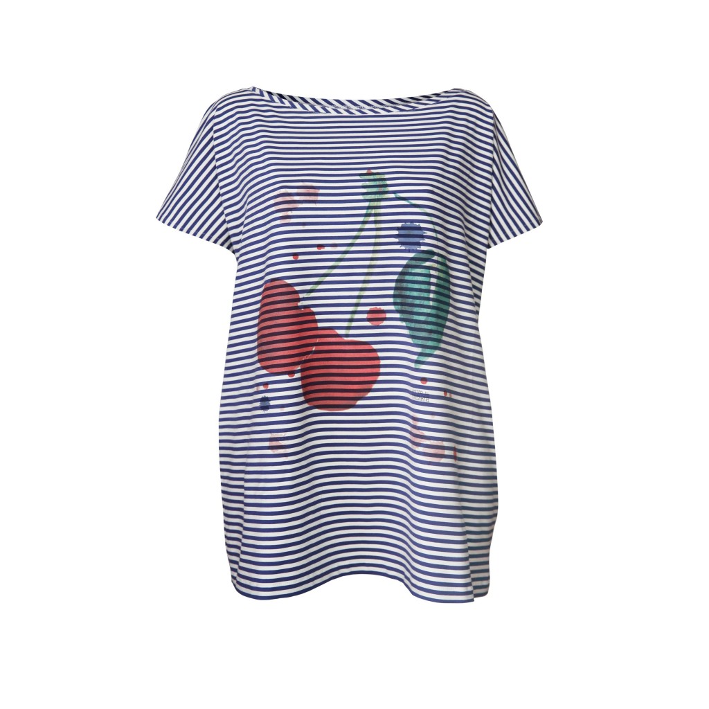 W letniej kolekcji marki Mnishkha dominują stonowane w kolorystyce t-shirty z printami w: maki, wiśnie czy palmy