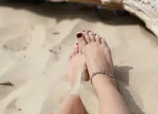 kolor paznokci u nóg na lato